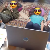 Enfants de l'Imaginarium (Donnezac- 33820 Gironde) en train de pratiquer l'anzan (calcul mental de tête sans boulier)