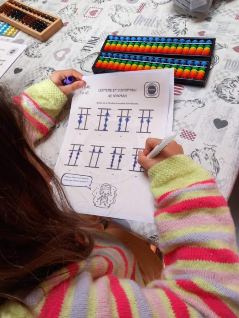 Enfant en train de faire des exercices de soroban à l'Imaginarium en Gironde