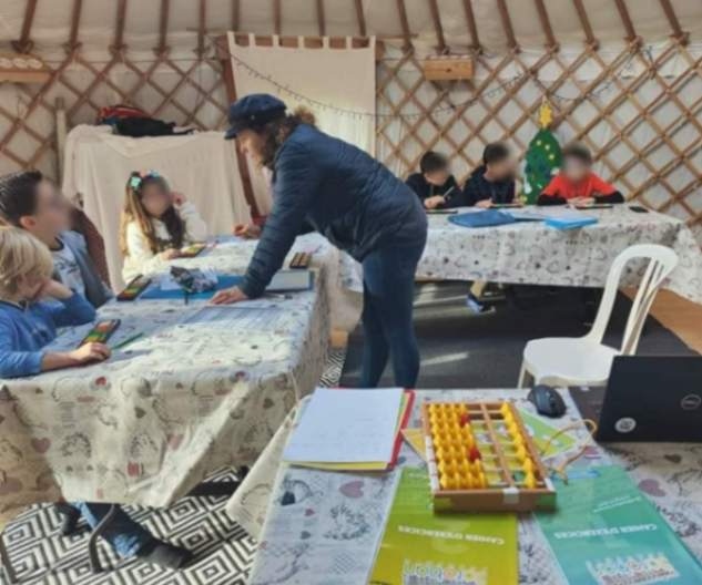 Photo d'un cours de soroban à l'Imaginarium (Donnezac- 33820 Gironde), dans la yourte, avec Alexia Raguenot et ses élèves