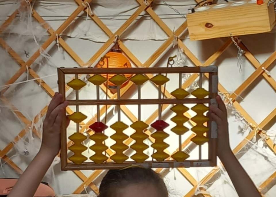 Enfant de l'Imaginarium (Donnezac- 33820 Gironde) qui tient un soroban géant sur sa tête 