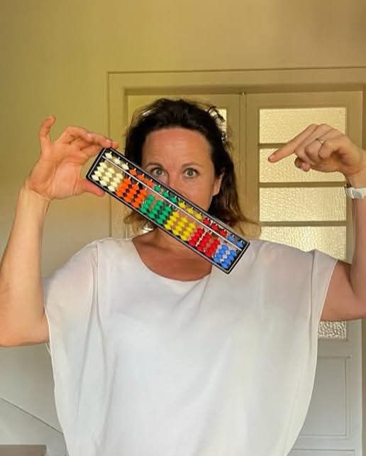 Alexia Raguenot qui tient un soroban 
