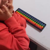 Enfant de l'Imaginarium en Gironde heureux de calculer devant un boulier japonais ou soroban